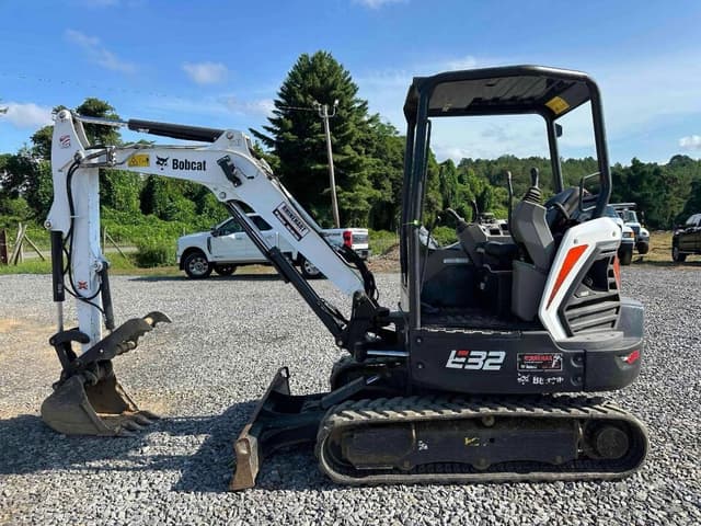 Image of Bobcat E32i equipment image 1