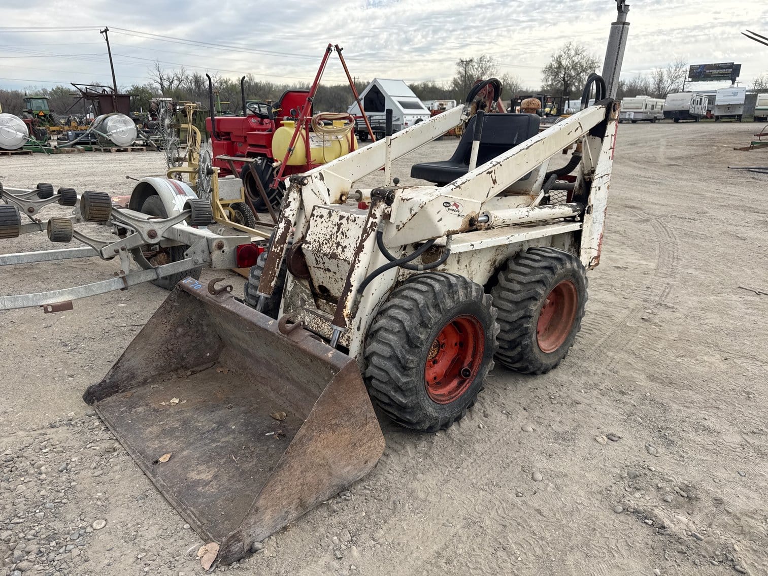 Bobcat M-371 Equipment Image0