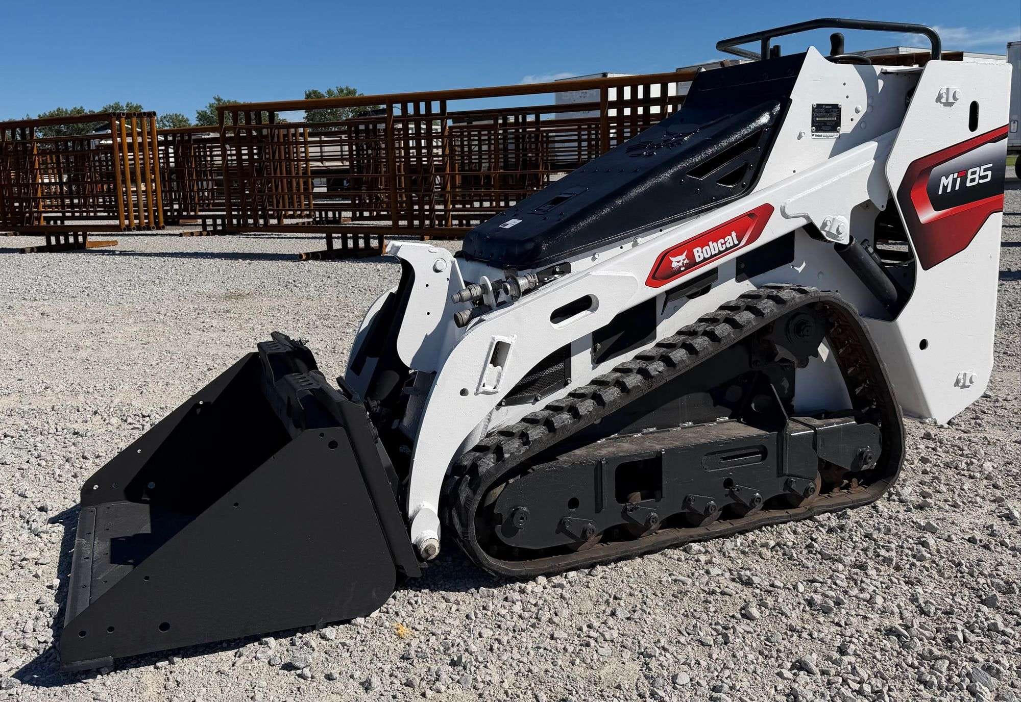 2017 Bobcat MT85 Equipment Image0