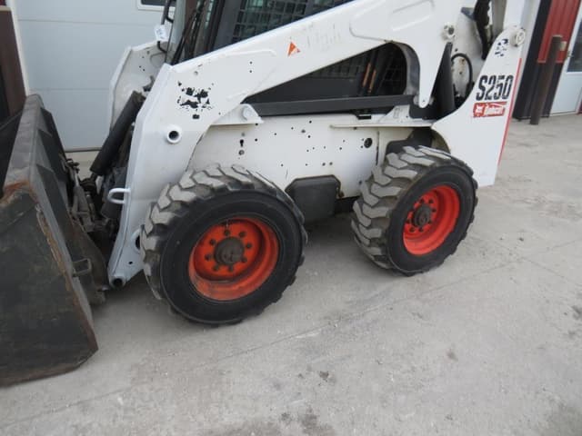Image of Bobcat S250 equipment image 3