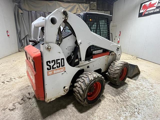 Image of Bobcat S250 equipment image 4