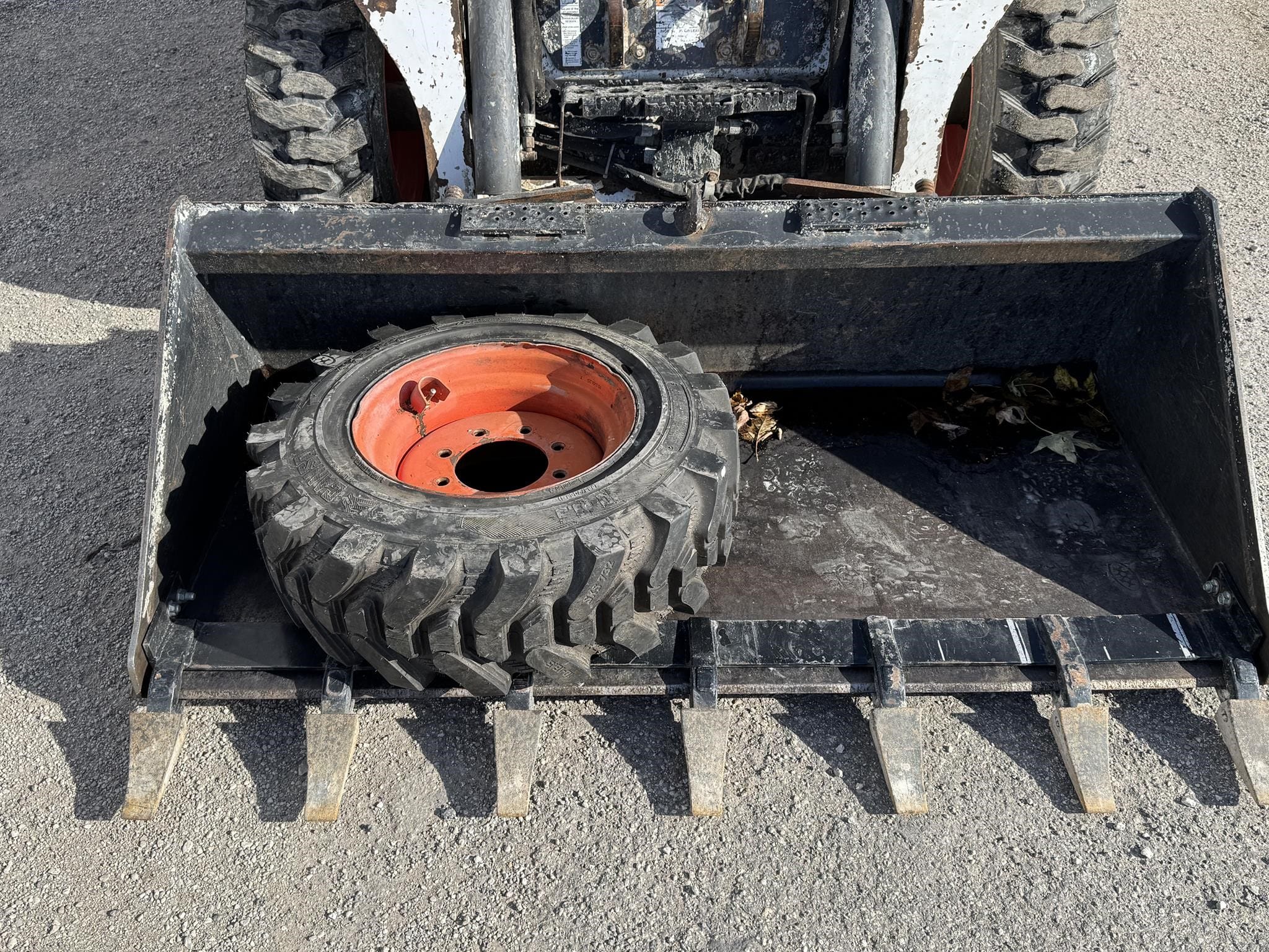 2014 Bobcat S590 Equipment Image0