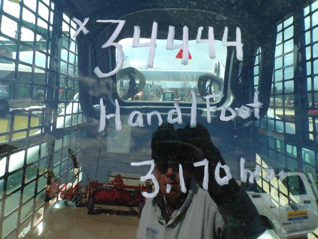 Image of Bobcat S740 equipment image 1