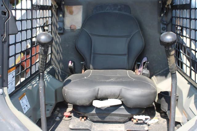 Image of Bobcat S570 equipment image 4