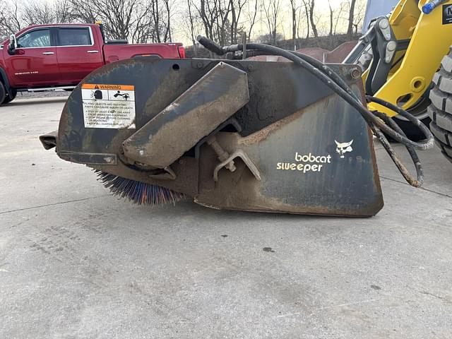 Image of Bobcat Sweeper 72 equipment image 3