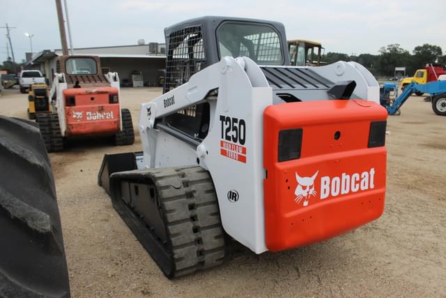 Image of Bobcat T250 equipment image 2