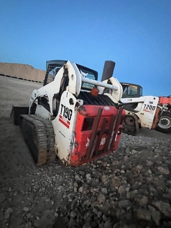 Image of Bobcat T190 equipment image 3