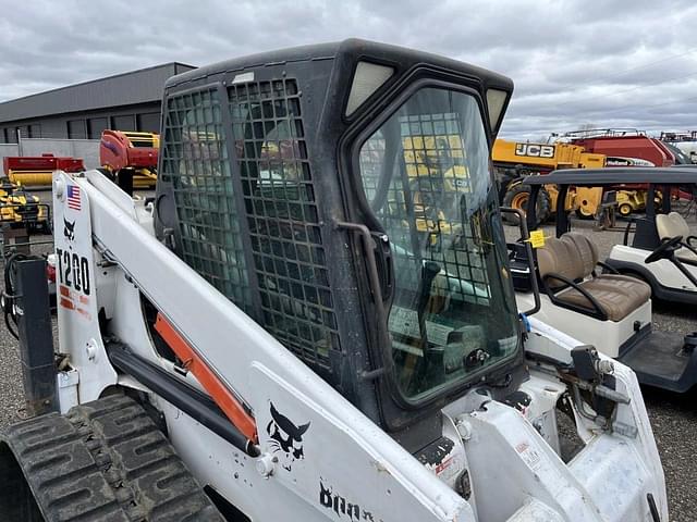 Image of Bobcat T200 equipment image 4