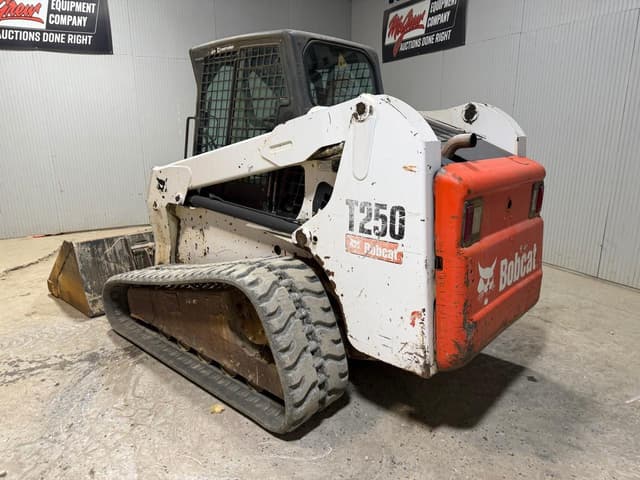 Image of Bobcat T250 equipment image 2