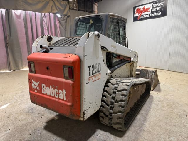 Image of Bobcat T250 equipment image 4