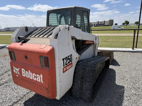 Image of Bobcat T250 equipment image 4