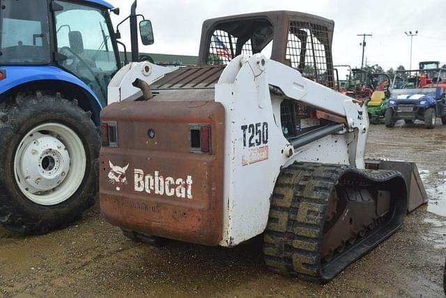 Image of Bobcat T250 equipment image 2