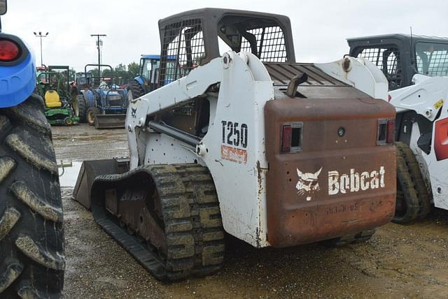 Image of Bobcat T250 equipment image 1