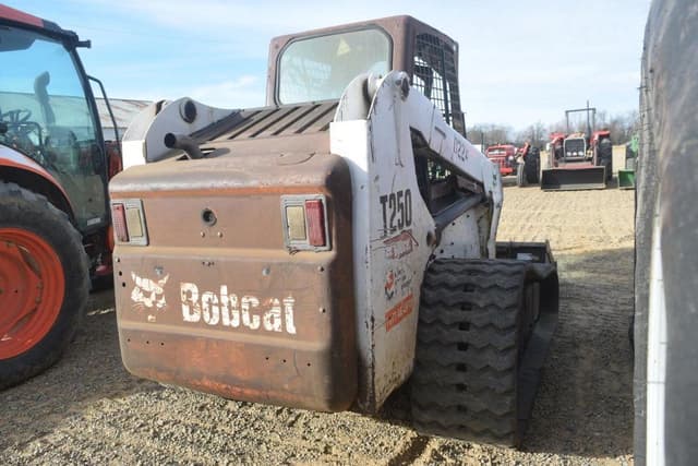 Image of Bobcat T250 equipment image 2