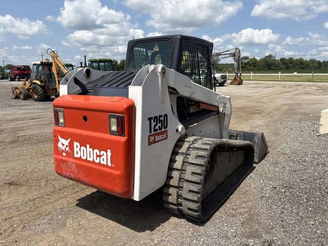 Image of Bobcat T250 equipment image 2