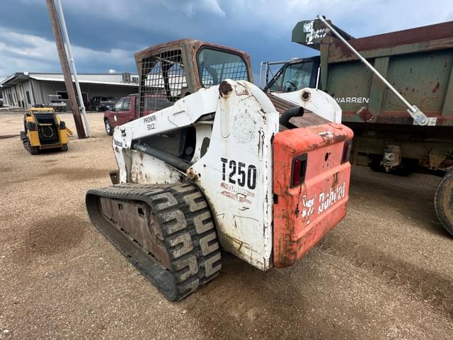 Image of Bobcat T250 equipment image 4