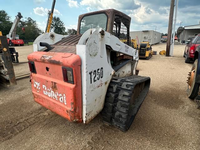 Image of Bobcat T250 equipment image 3
