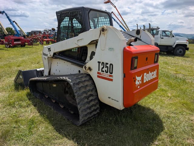 Image of Bobcat T250 equipment image 4