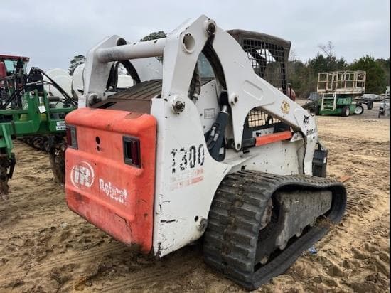 Image of Bobcat T300 equipment image 2