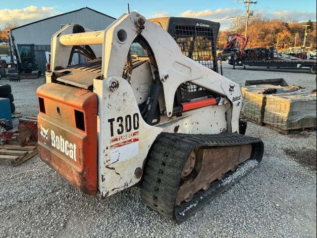 Image of Bobcat T300 equipment image 4