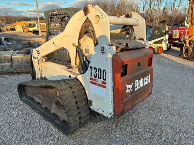 Image of Bobcat T300 equipment image 2