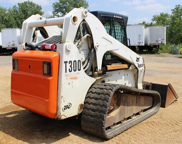 Image of Bobcat T300 equipment image 4