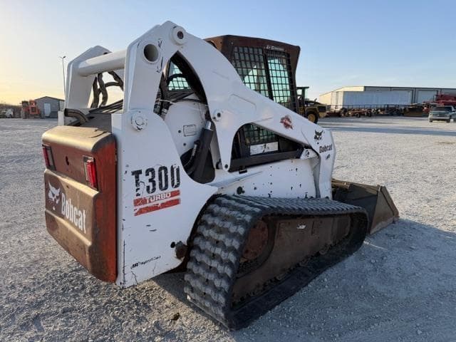 Image of Bobcat T300 equipment image 4