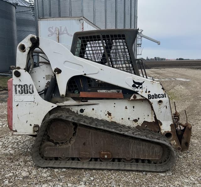 Image of Bobcat T300 equipment image 2