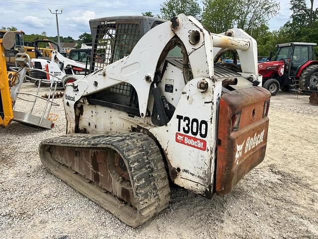 Image of Bobcat T300 equipment image 2