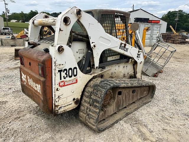 Image of Bobcat T300 equipment image 4
