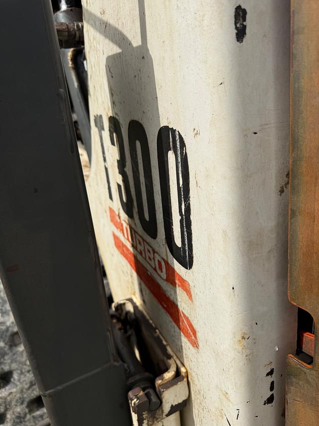 Image of Bobcat T300 equipment image 3