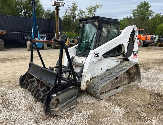 Image of Bobcat T320 equipment image 1