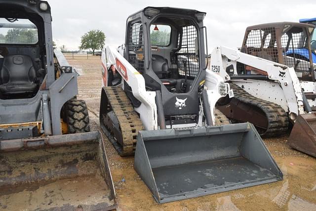 Image of Bobcat T62 equipment image 3