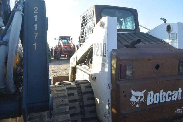 Image of Bobcat T200 equipment image 2