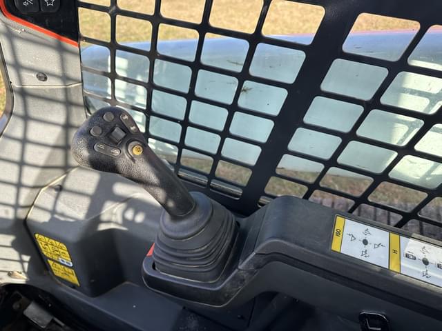 Image of Bobcat T76 equipment image 4