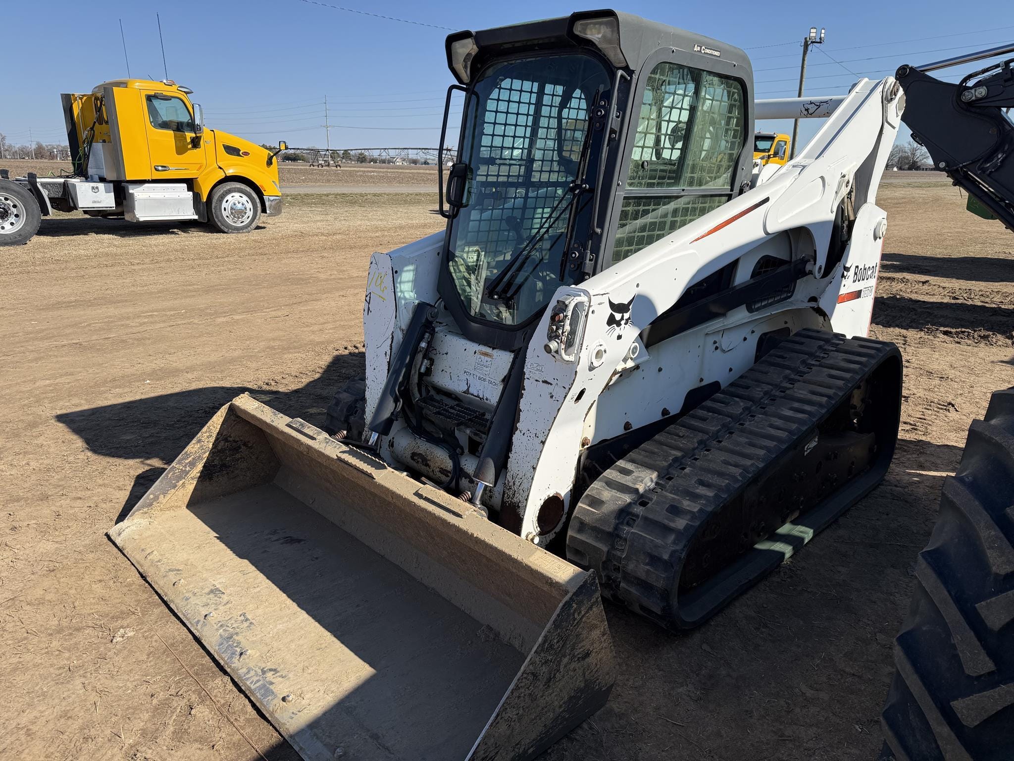 Bobcat T870 Equipment Image0