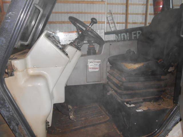 Image of Bobcat V623 equipment image 3