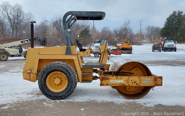 Image of Bomag BW172D equipment image 4