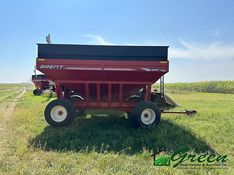 SOLD - Brent 544 Harvesting Gravity Wagons | Tractor Zoom