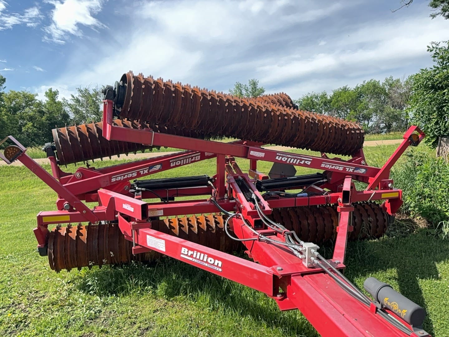 Brillion XL32 Equipment Image0