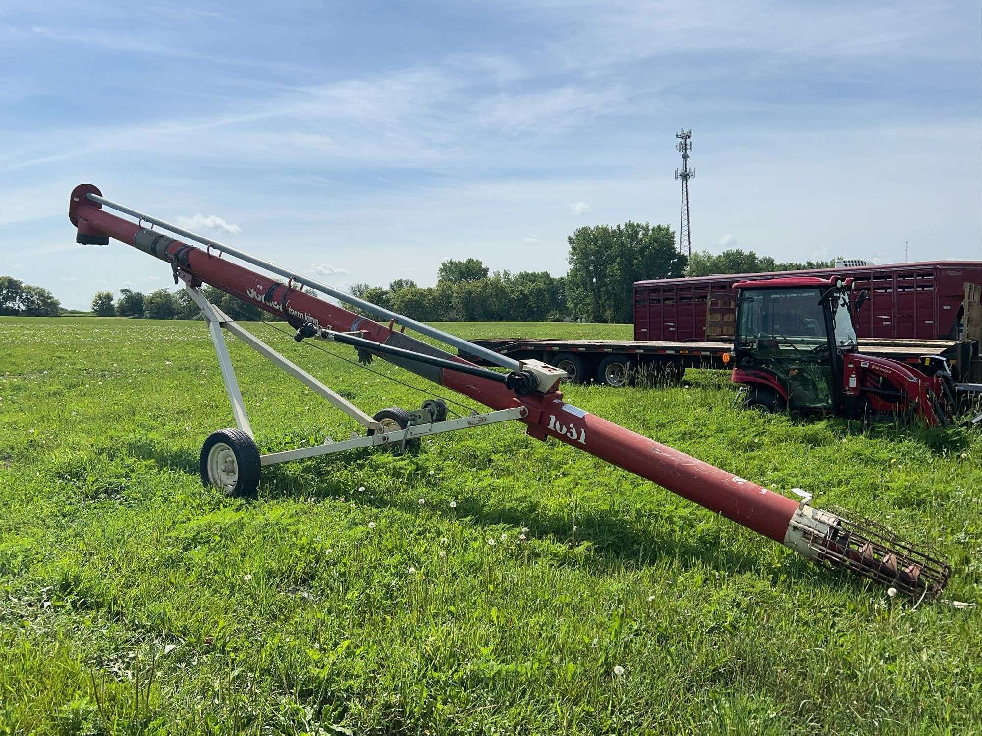 Buhler Farm King 1031 Equipment Image0