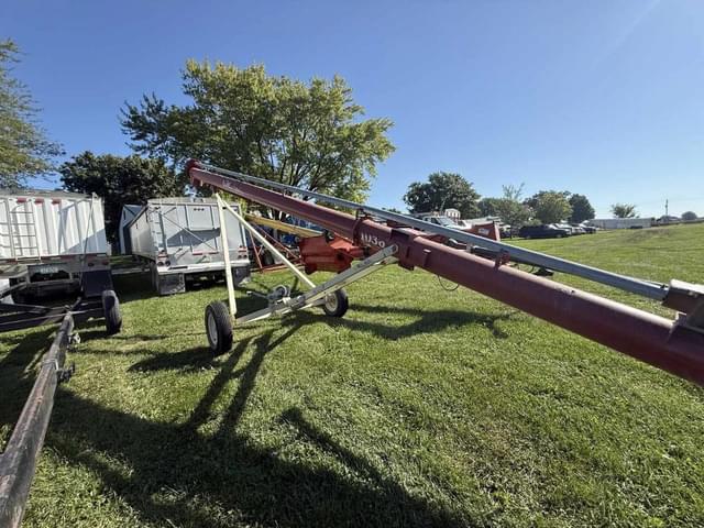 Image of Buhler Farm King 1036 equipment image 4