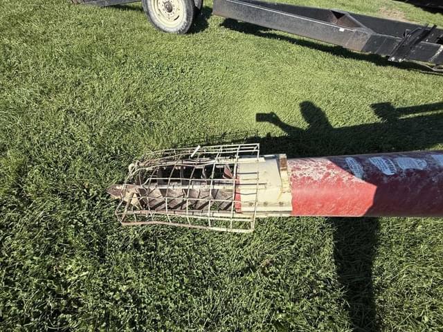 Image of Buhler Farm King 1036 equipment image 2