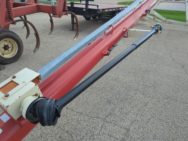 Image of Buhler Farm King 1061 equipment image 2