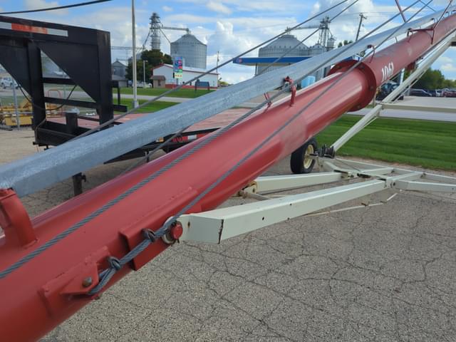 Image of Buhler Farm King 1061 equipment image 4