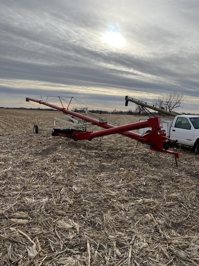 Image of Buhler Farm King 1070 equipment image 2