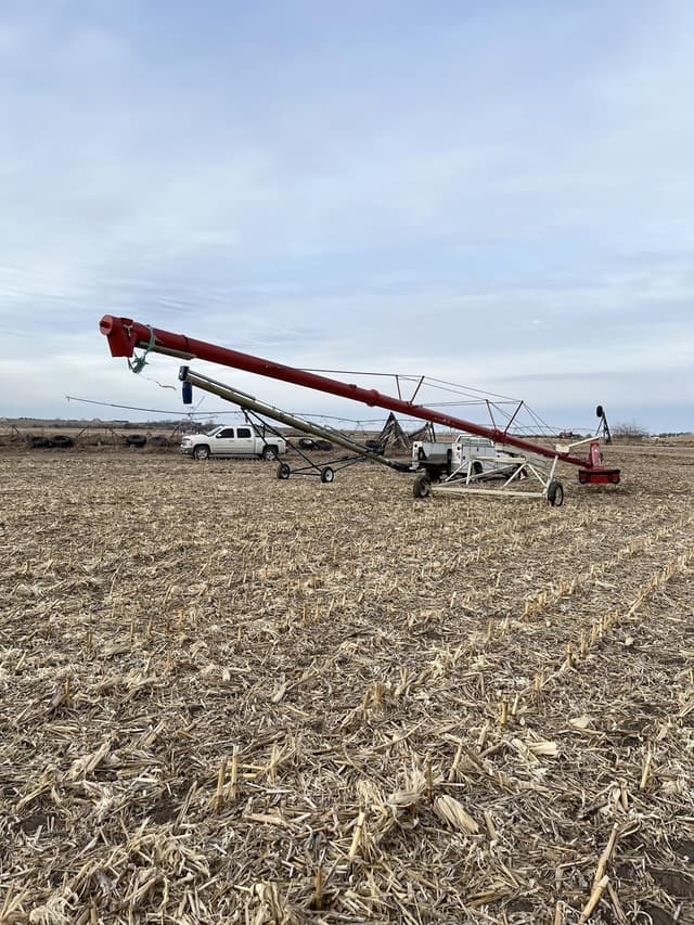 Image of Buhler Farm King 1070 equipment image 4