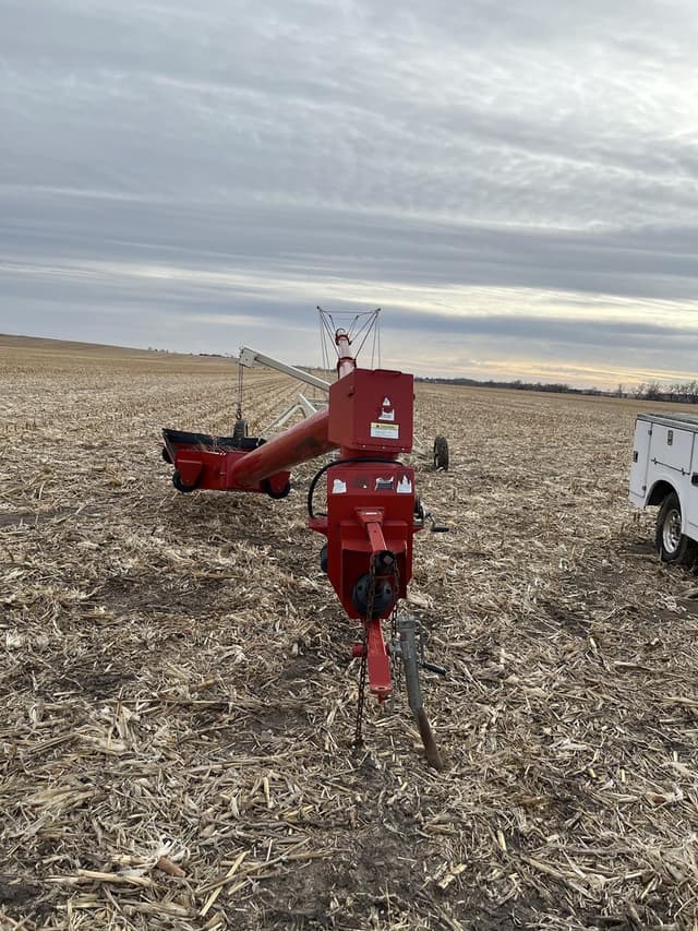 Image of Buhler Farm King 1070 equipment image 1