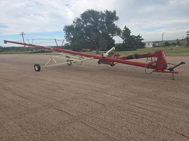 Image of Buhler Farm King 1070 equipment image 1