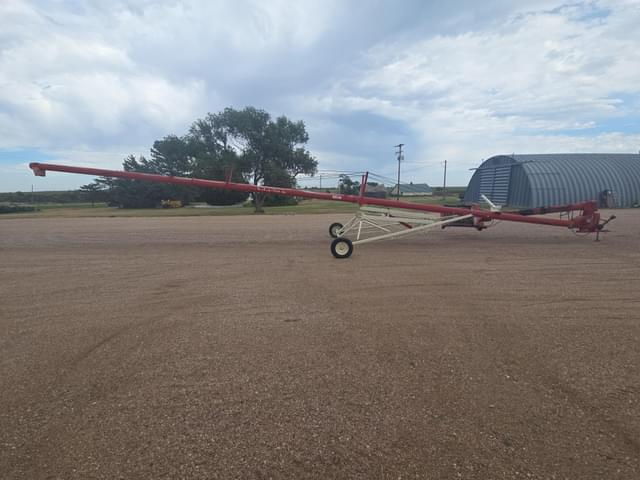 Image of Buhler Farm King 1070 equipment image 4